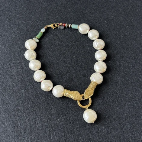 colar scarlet bite pearls