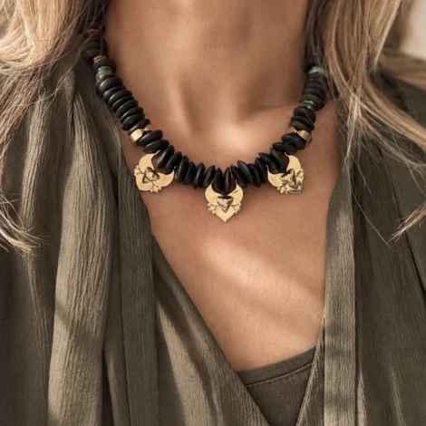colar akan black