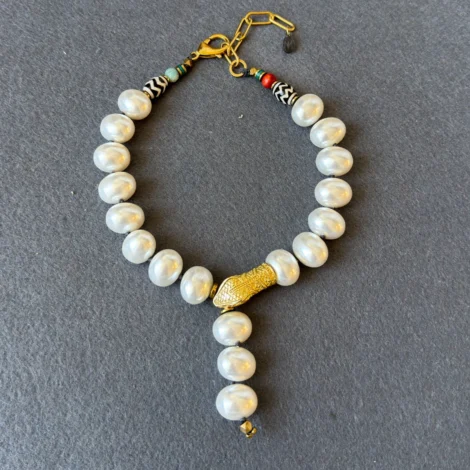colar scarlet bite white pearls