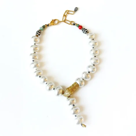 colar scarlet bite white pearls